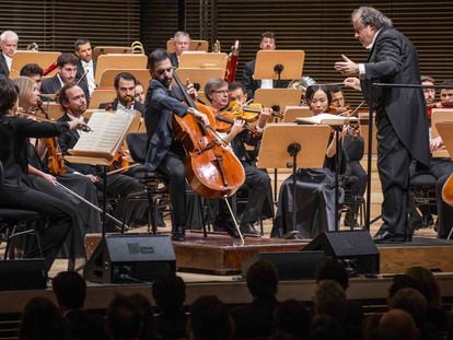 El violonchelista Pablo Ferrández y el director de orquesta, Juanjo Mena, en el concierto de Nueva York.