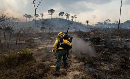 Un bombero lucha contra el fuego en un área rural amazónica, en el norte de Brasil, a principios de septiembre.