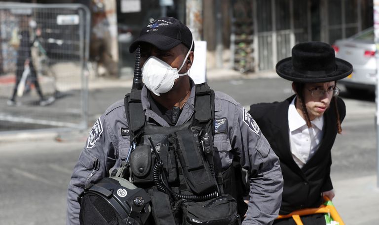 Un policía vigila el distrito ultraortodoxo de Mea Shearim, el martes en Jerusalén.