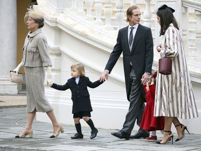 Carolina de Mónaco, con su nieto Sacha y los padres de este Andrea y Tatiana Casiraghi, que llevan de la mano a la pequeña India.