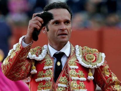 El diestro Antonio Ferrera saluda al público con una oreja cortada, el pasado 4 de mayo en La Maestranza de Sevilla.