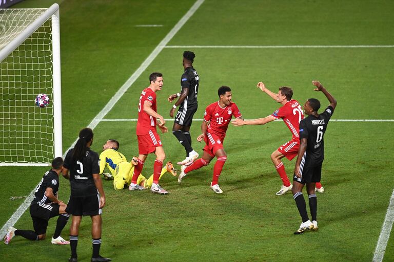 Gnabry (centro) celebra su segundo gol ante el Lyon.