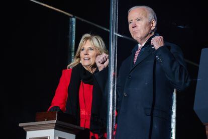 El presidente de EE UU, Jose Biden, y su esposa, Jill Biden, durante el encendido del Árbol Nacional de Navidad frente a la Casa Blanca, este jueves en Washington.