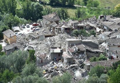 Vista general del municipio de Pescara del Tronto (Italia) destrozado por el terremoto. 