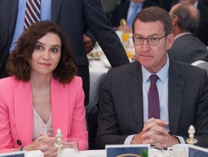 La presidenta de la Comunidad de Madrid, Isabel Díaz Ayuso y el líder del Partido Popular, Alberto Núñez Feijóo, este lunes durante un desayuno informativo.