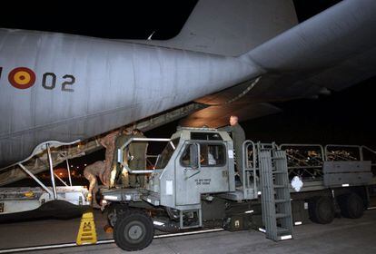 El cargamento de la fragata 'Nuestra Señora de las Mercedes' momentos antes de ser embarcado hoy en los aviones Hércules que lo trasladarán a España, en la base de McDill, en Tampa (Florida).