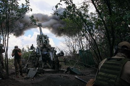 Soldados ucranios disparaban el jueves un cañón M777 contra posiciones rusas desde la provincia de Járkov.