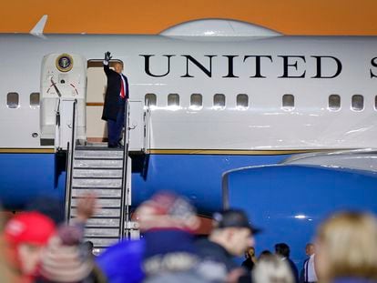 El presidente embarca en el 'Air Force One' tras su mitin en Rochester.