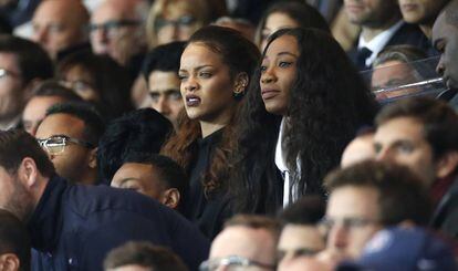 No, Rihanna no está viendo la actuación de Maroon 5 en la Super Bowl del año pasado. Está en París disfrutando a su manera de un partido de fútbol.