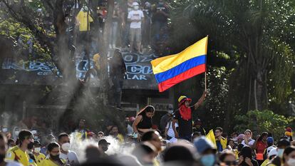 Un manifestante agita una bandera durante las protestas contra el Gobierno de Iván Duque, en Cali, el pasado 17 de junio.