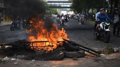 Manifestantes queman llantas durante una protesta para exigir la renuncia de la fiscal general Consuelo Porras, en Ciudad de Guatemala.