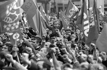 Una niña, con el puño levantado y una bandera, en la manifestación del Primero de Mayo, organizada conjuntamente por CC OO y UGT por las calles de Madrid, en 1990.