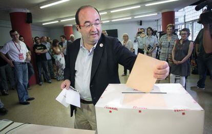 Miquel Iceta, votando en la agrupaci&oacute;n del PSC de Sant Mart&iacute;.