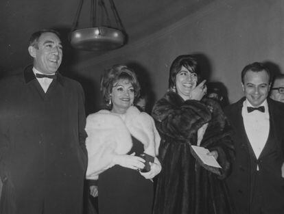 Anthony Quinn, Lila Kedrova e Irene Papas, con el director Michael Cacoyannis, en el estreno de 'Zorba, el griego' en París, en 1965. 