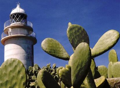 El faro del cabo de San Antonio domina esta zona de la costa alicantina; desde él se divisa, en los días claros, la isla de Ibiza.