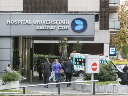 Puerta principal del hospital Sagrat Cor, en Barcelona.