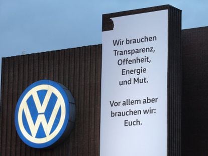Planta de Volkswagen en Wolfsburg, con un cartel en el que se lee: &quot;Necesitamos transparencia, apertura, energ&iacute;a y valent&iacute;a. Pero, sobre todo, te necesitamos a ti&quot;.
