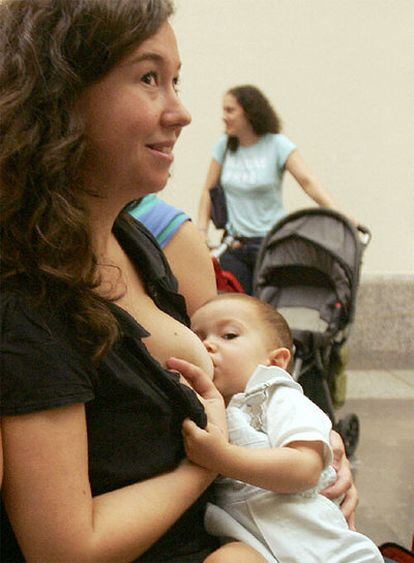 Una mujer da de mamar a su hijo durante un acto reivindicativo de Madres por a la Lactancia.