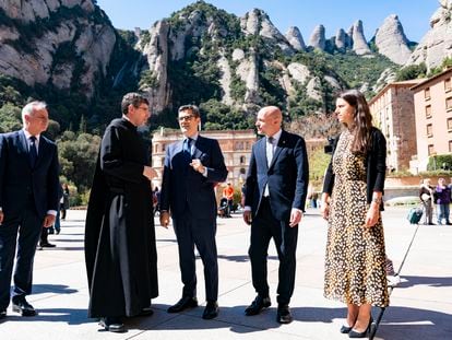 El ministro de la Presidencia, Félix Bolaños (en el centro) charla con el prior Bernat Juliol (segundo desde la izquierda) durante su visita al monasterio de Montserrat en Monistrol de Montserrat (Barcelona)