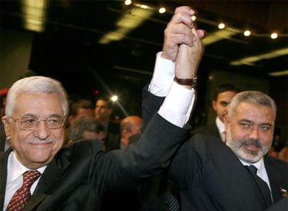 Abbas y Haniya, durante el pleno del Parlamento palestino.