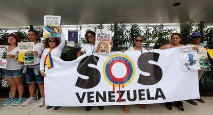 Un grupo de venezolanos, en el aeropuerto de Canc&uacute;n antes de la Asamblea de la OEA. 