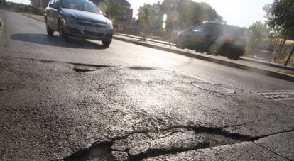 Un coche sufre los desperfectos de la avenida Principe de Asturias