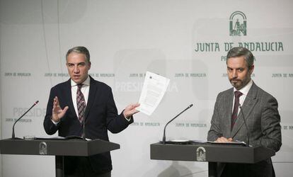 Los consejeros de Presidencia, Elías Bendodo (izq.), y de Hacienda, Juan Bravo, este martes.