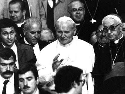 El papa Juan Pablo II, con el cardenal Vicente Enrique y Tarancón, a su llegada a Madrid por su visita a España en octubre de 1982.