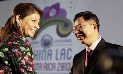 La presidenta costarricense Laura Chinchilla y el vicepresidente del Consejo para la Promoción del Comercio Internacional de China, Yu Ping