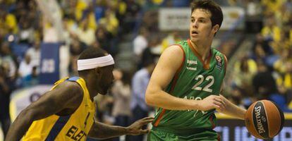 Thomas Heurtel disputa un balón al jugador del Maccabi Tyrese Rice.