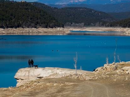 Vista del pantano de Sant Ponç, a 1 de marzo de 2023, en Clariana de Cardener, Lleida, Cataluña (España). Cataluña decretará mañana, miércoles 29 de febrero, la fase de "excepcionalidad" a raíz de la sequía en el sistema Ter-Llobregat y en el acuífero del Fluvià Muga, una medida que supone reducciones en el uso del agua y que afectará a 224 municipios de 15 comarcas con más de seis millones de habitantes.
01 MARZO 2023;CATALUNYA
Marc Trilla / Europa Press
01/03/2023