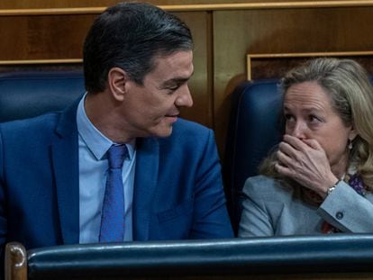 Nadia Calviño habla con Pedro Sánchez en una sesión de control al Gobierno en el Congreso, en abril.