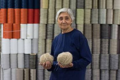 Alejandra Machado y Beatriz Sabrica, dos de las artesanas que dan vida a las alfombras y tejidos de la firma fundada por Jorge Lizarazo hace 20 años.
