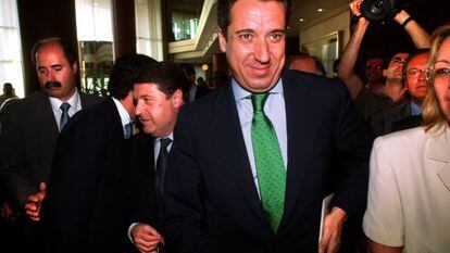 Zaplana, con corbata verde, y tras él Olivas, tras anunciar el relevo en la presidencia de la Generalitat valenciana en 2002.