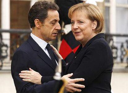 El presidente francés, Nicolas Sarkozy, recibe en el Palacio del Elíseo a la canciller alemana, Angela Merkel