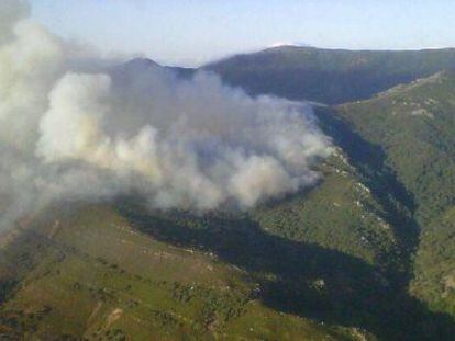 Vista a&eacute;rea del incendio en la zona del Arroyo de la Miel, Algeciras.