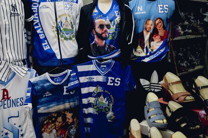 Camisetas con la cara del presidente salvadoreño, Nayib Bukele, en los mercados del centro de San Salvador.