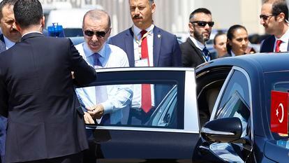 TORREJÓN DE ARDOZ (MADRID), 28/06/2022.- El presidente de Turquía, Recep Tayyip Erdogan (3i), este martes a su llegada a la Base Aérea de Torrejón de Ardoz, en Madrid, para asistir a la cumbre de la OTAN que se celebra hasta el jueves. EFE/ Sergio Pérez POOL
