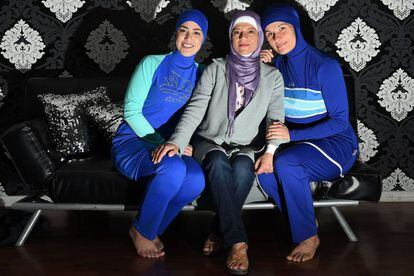 Aheda Zanetti (C), creadora del 'burkini', en su tienda de Sidney.