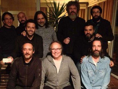 Serrat, sitting in the center and with the leader of Love of Lesbian, Santi Balmes, to his right, the day the singer-songwriter recorded with them a song from the band's album 'El poeta Halley'.