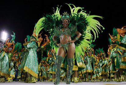 Una de las integrantes de la escuela de samba Imperio Serrano durante los desfiles la primera noche de carnaval en el sambódromo de Río de Janeiro (Brasil), el 11 de febrero de 2018.