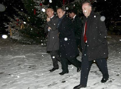 El seleccionador Vicente del Bosque, junto a José Luis Astiazarán y Luis Rubiales, a su llegada ayer a Zúrich.