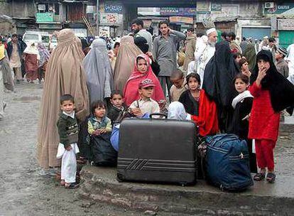 Cientos de paquistaníes buscan refugio ante la ofensiva que planea el Gobierno de Islamabad contra los talibanes en el valle de Swat