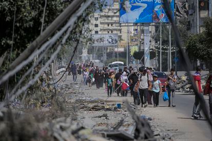 Un grupo de ciudadanos palestinos se desplazan a zonas más seguras de la ciudad de Gaza este viernes.