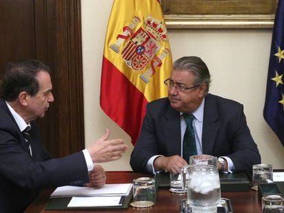 El ministro de Interior Juan Ignacio Zoido, hoy, junto a Abel Caballero.