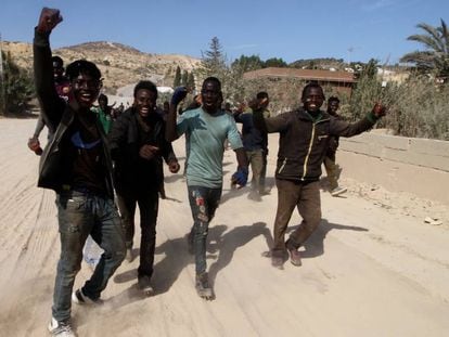 Un grupo de inmigrantes, tras saltar la valla de Melilla el pasado septiembre.