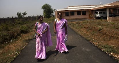 Sangita y Kavita son ASHAs.Visten de rosa para ser reconocidas por la población.