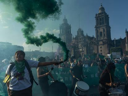 Mujeres se reúnen en el Zócalo de Ciudad de México después de marchar por el derecho al aborto legal, este 28 de septiembre de 2023.