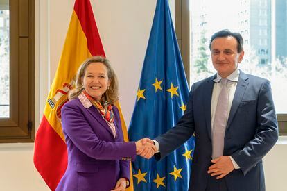 Nadia Calviño, vicepresidenta económica, y Pascal Soriot, CEO de AstraZeneca, este lunes en Madrid.