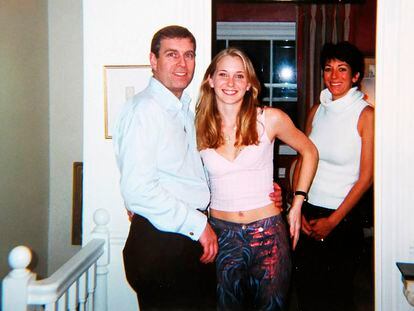 El príncipe Andrés y Virginia Giuffre (en el centro), en 2001. Al fondo, Ghislaine Maxwell, la ‘madame’ de Epstein.